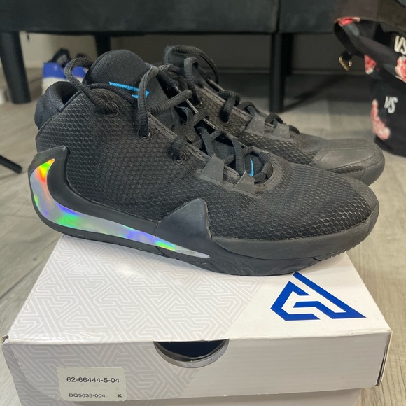 Nike Zoom Freak 1 GS sz 6Y Giannis Triple Black MultiColor Iridescent BQ5633 004 - Picture 3 of 7